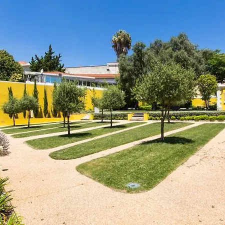 Charming Historic Lx Garden&Garage شقة *